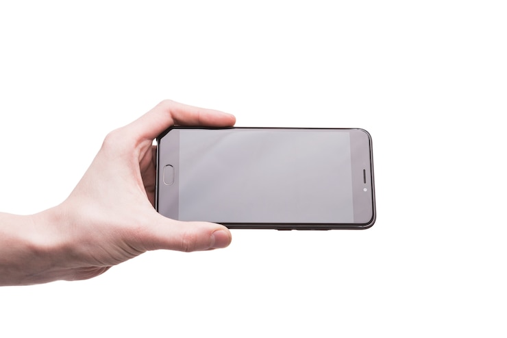 Foto gratuito ritaglia la mano con lo smartphone