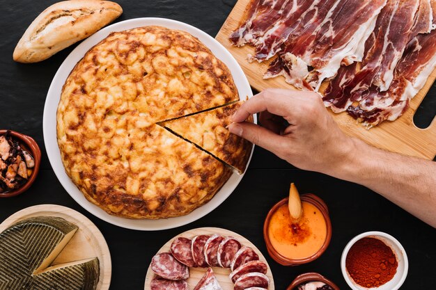 Ritaglia la mano frugando la torta con uno stuzzicadenti