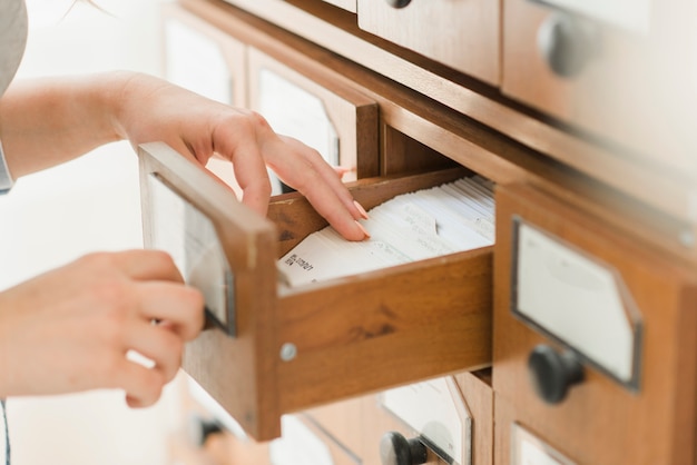 Ritaglia le mani cercando la carta nel cassetto