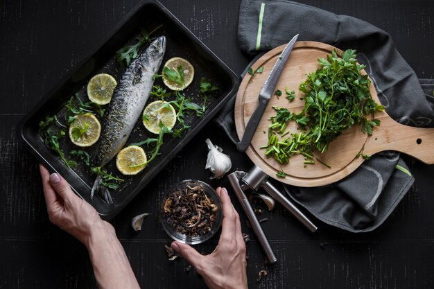 Ritaglia le mani con spezie e pesce