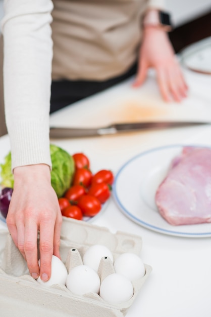 Ritaglia le mani del cuoco che prepara il piatto