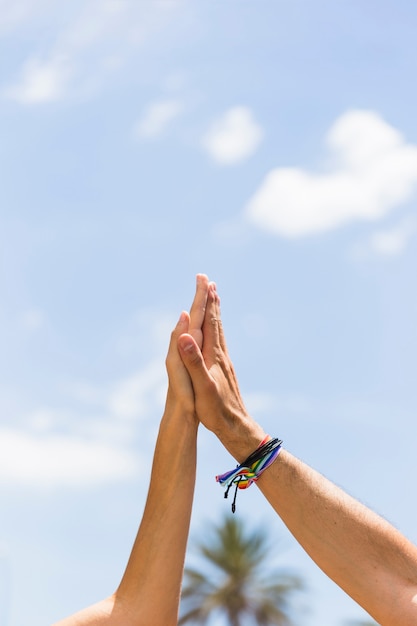 Ritaglia le mani dell&#39;uomo e della donna che toccano