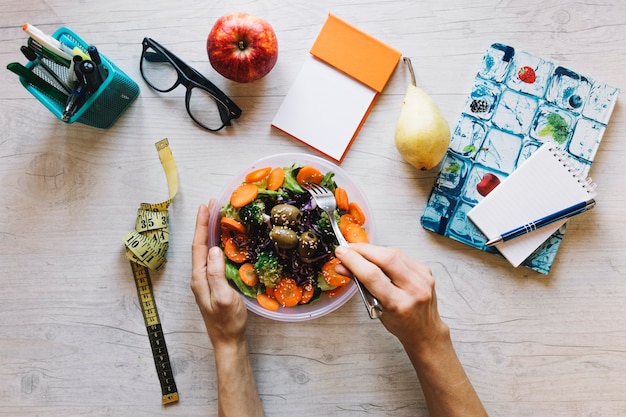 Ritaglia le mani mescolando l&#39;insalata con la forchetta