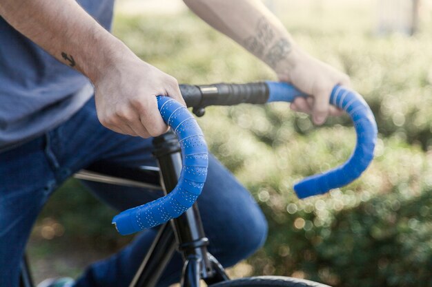 Ritaglia le mani sul manubrio della bicicletta