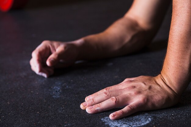 Ritaglia le mani sul pavimento della palestra