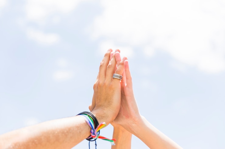 Foto gratuito ritaglia le mani tenendosi l&#39;un l&#39;altro