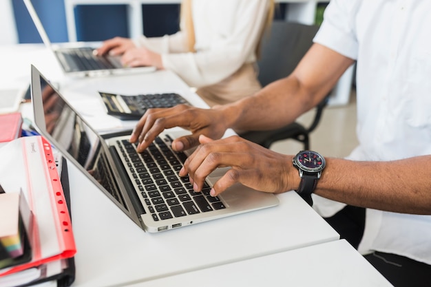 Ritaglia le persone che utilizzano computer portatili in ufficio