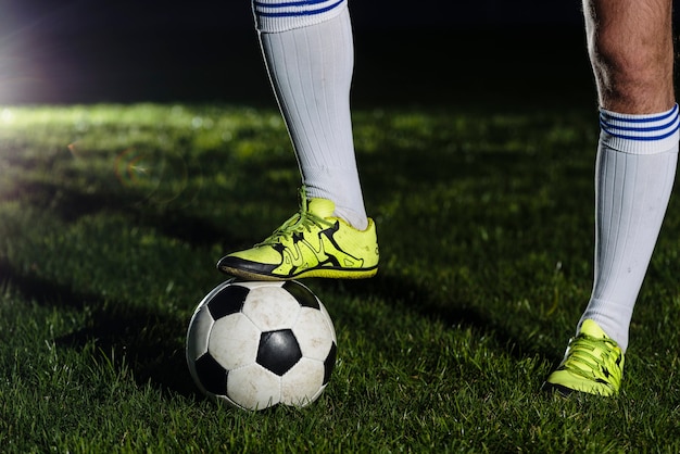 Ritagliare le gambe facendo un passo sul pallone da calcio