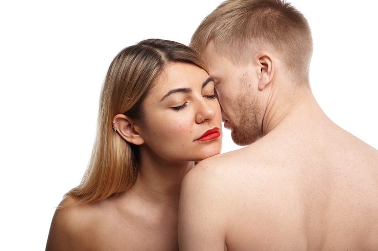 Foto gratuito ritagliata colpo di bella coppia nuda: donna con naso ad anello e labbra rosse chiudendo gli occhi mentre inala l'odore del corpo del suo partner con la barba lunga
