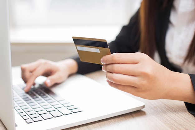 Ritagliata vista della donna che fa Online Banking