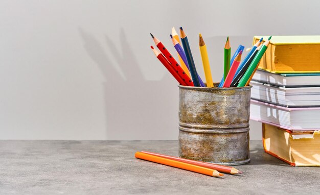 Ritorno a scuola Accessori matite e libri un set di materiale scolastico su uno sfondo chiaro spazio per la copia del testo Modello di mockup del concetto di istruzione per banner