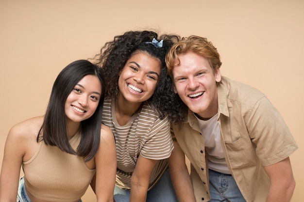 Ritratti di adolescenti felici isolati