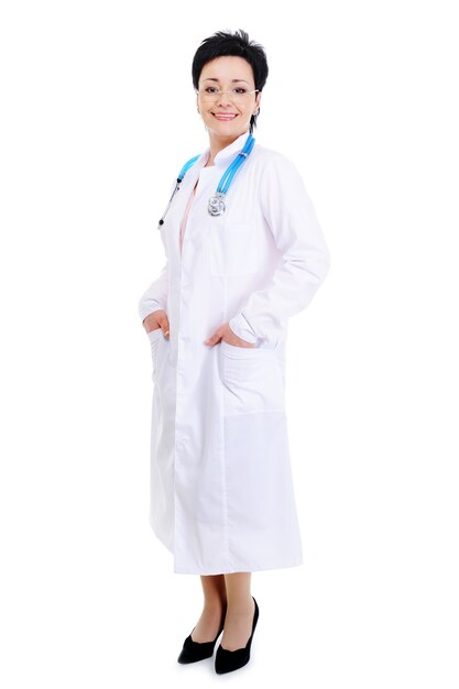 ritratto a figura intera di sorridente medico femminile di successo