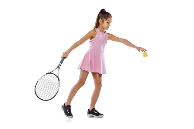 Ritratto a figura intera di una bambina che si allena, gioca a tennis
