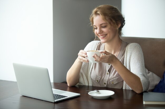 Ritratto a mezza lunghezza di donna d&#39;affari in pausa caffè in caffè