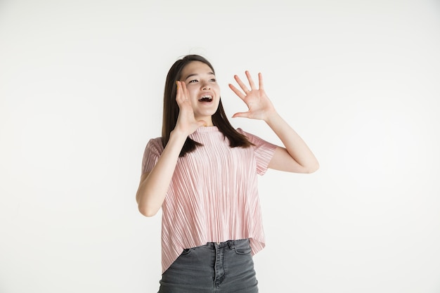 Ritratto a mezzo busto della bella ragazza su studio bianco