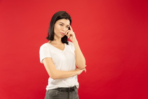 Ritratto a mezzo busto della giovane donna caucasica. Bello modello femminile in camicia bianca