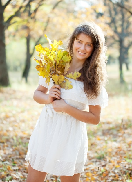 Ritratto all&#39;aperto di ragazza dai capelli lunghi