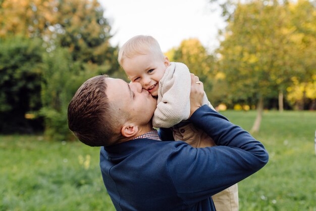 Ritratto all'aperto di una famiglia felice che si gode la stagione autunnale