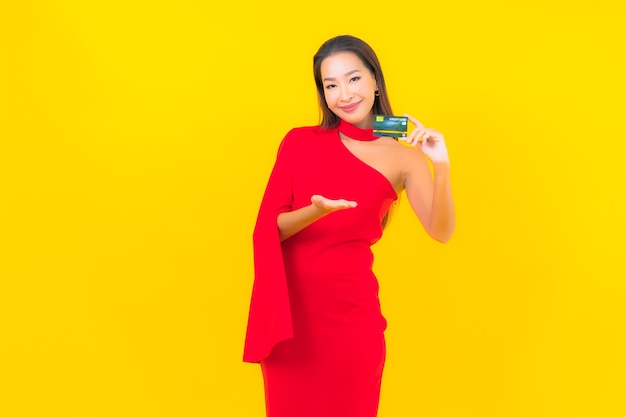 Ritratto bella giovane donna asiatica con carta di credito