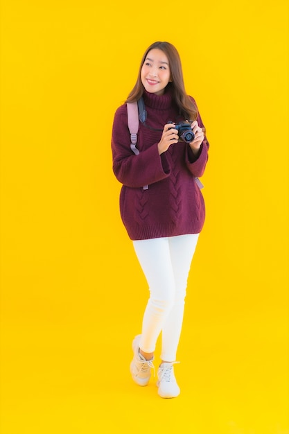 Ritratto bella giovane donna asiatica con zaino e macchina fotografica per viaggiare in vacanza