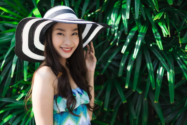 Ritratto bella giovane donna asiatica sorriso e felice giro giardino all&#39;aperto