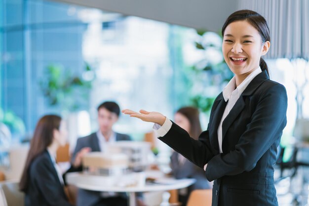 Ritratto da vicino intelligente attraente asiatico business femminile sorriso con fiducia e leadership in ufficio moderno sfondo