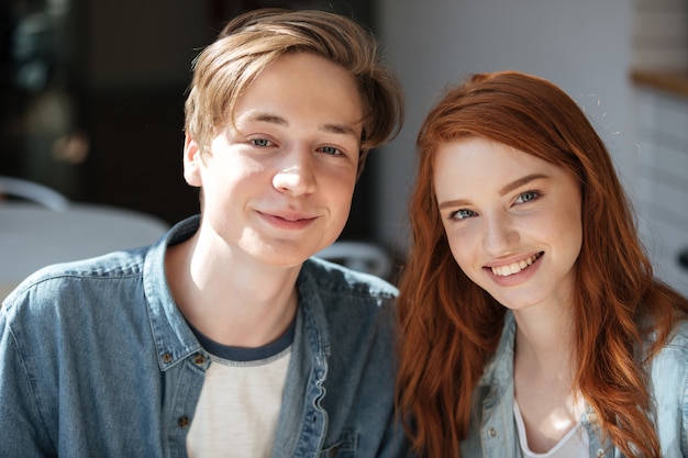 Ritratto degli studenti adorabili di redhead