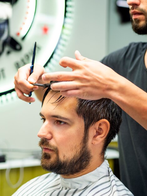 Ritratto del cliente che ottiene un taglio di capelli