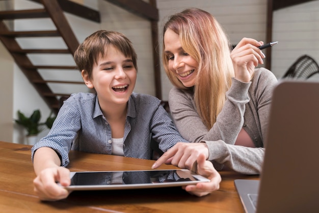 Ritratto del figlio d'aiuto della madre con i compiti