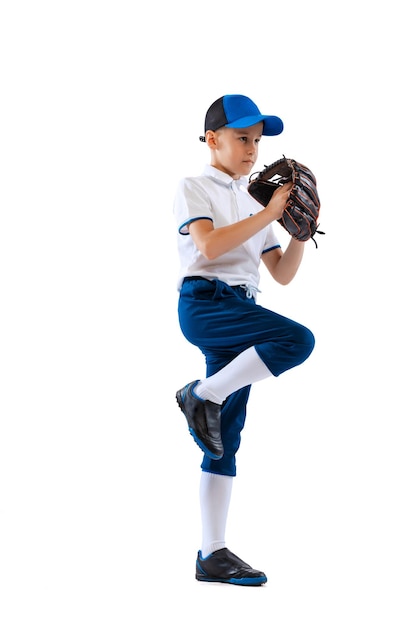 Ritratto del giocatore di baseball del bambino del ragazzo nella pratica uniforme della formazione isolata sopra il fondo bianco dello studio