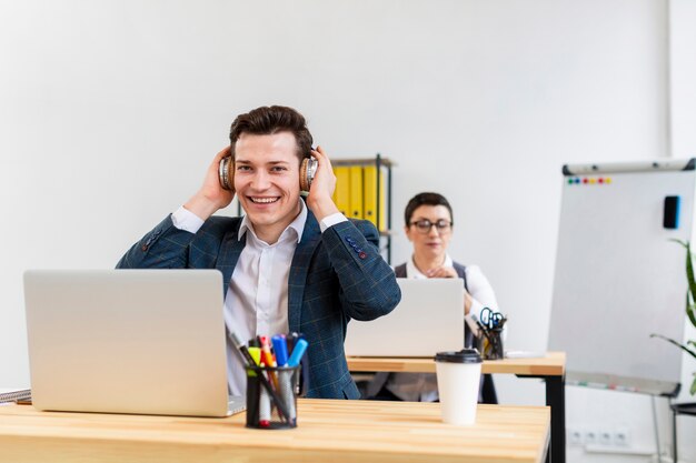 Ritratto del maschio adulto che gode del lavoro dall'ufficio