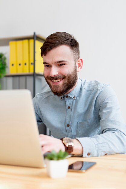 Ritratto del maschio adulto che gode del lavoro