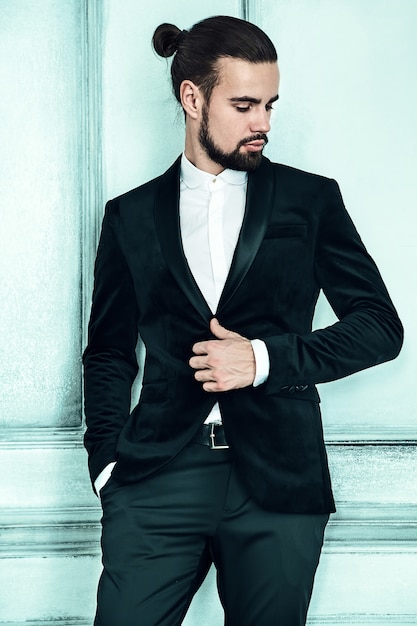 ritratto del modello di uomo d'affari alla moda hipster alla moda bello vestito in elegante abito nero.