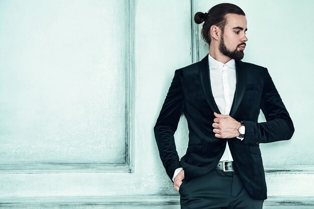 ritratto del modello di uomo d'affari alla moda hipster alla moda bello vestito in elegante abito nero.