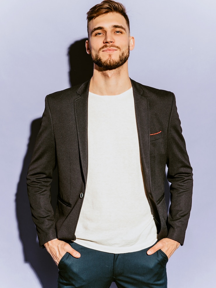Foto gratuito ritratto del modello di uomo d'affari fiducioso bello hipster che indossa abito nero casual.