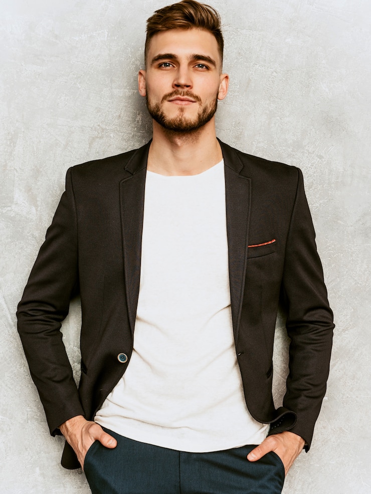 Foto gratuito ritratto del modello di uomo d'affari serio bello hipster che indossa abito nero casual.
