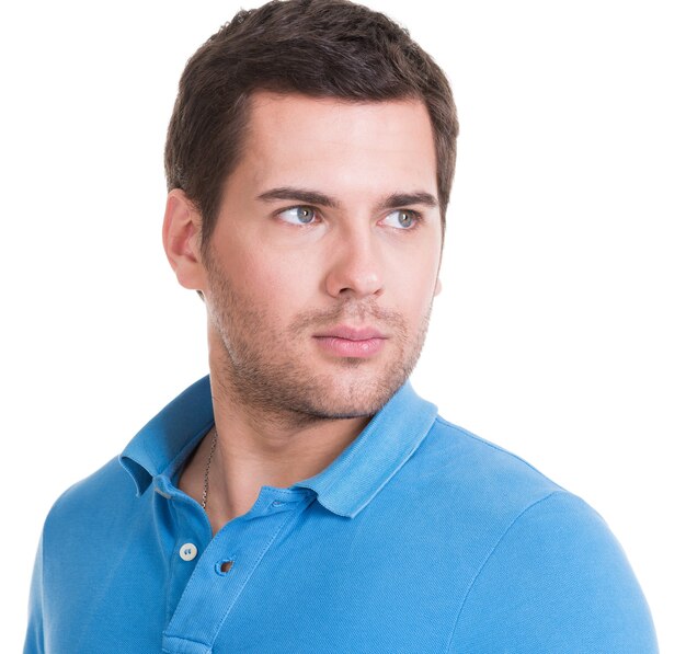 Ritratto del primo piano dell'uomo bello in camicia blu - isolato su bianco.