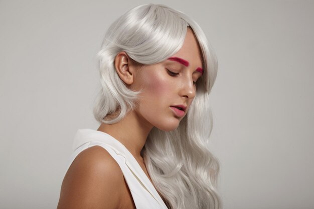 Ritratto del primo piano della donna con capelli colorati creativi grigi