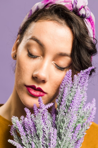 Ritratto del primo piano della vista frontale della lavanda e della donna