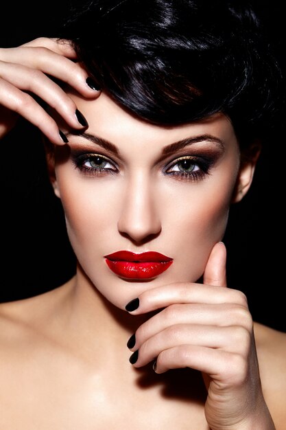 Ritratto del primo piano di fascino di bello modello sexy giovane donna caucasica del brunette con gli orli rossi