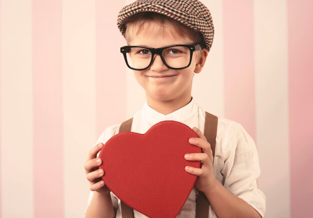 Ritratto del ragazzino sveglio con il regalo di San Valentino