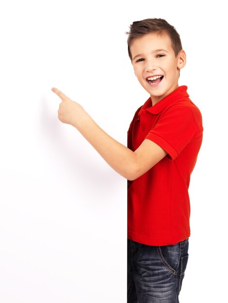 Ritratto del ragazzo allegro che indica sulla bandiera bianca - isolata