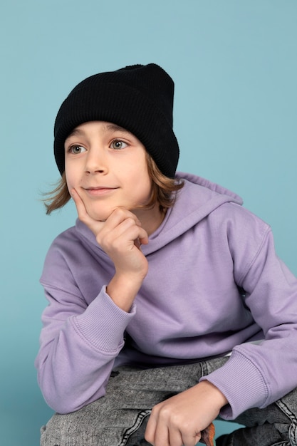 Ritratto del ragazzo teenager che posa e che pensa