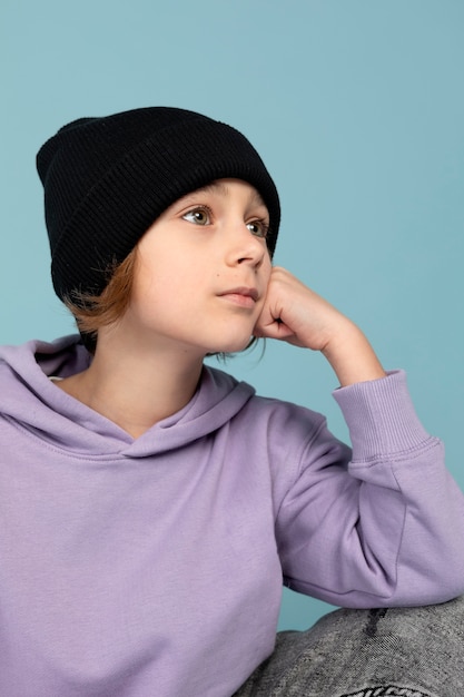 Ritratto del ragazzo teenager che posa e che pensa