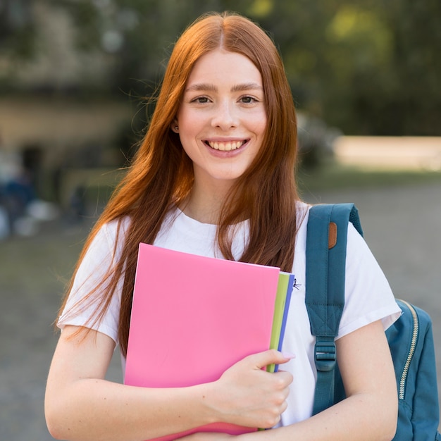 Ritratto dell'adolescente felice di essere di nuovo all'università