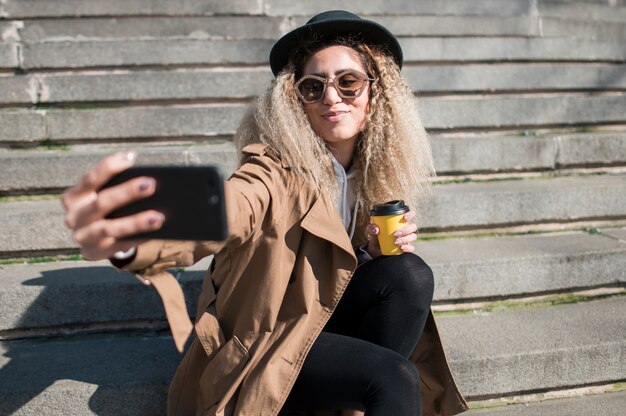 Ritratto dell'adolescente urbano che prende un selfie