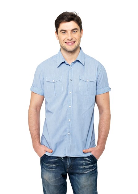 Ritratto dell'uomo bello felice sorridente in camicia casual blu - isolato sulla parete bianca