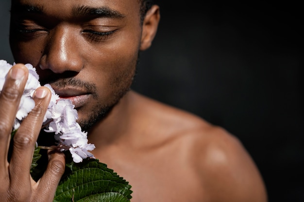 Ritratto dell'uomo del primo piano con i fiori