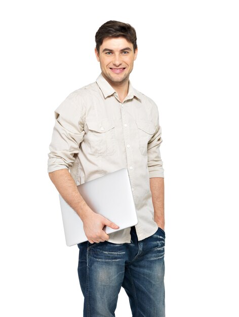 Ritratto dell'uomo felice sorridente con il computer portatile in casuals - isolato su bianco. Comunicazione di concetto.